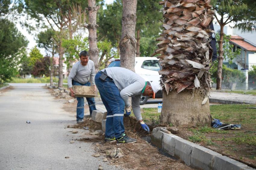 PARK VE BAHÇELER EKİPLERİ ÇALIŞMALARINI SÜRDÜRÜYOR