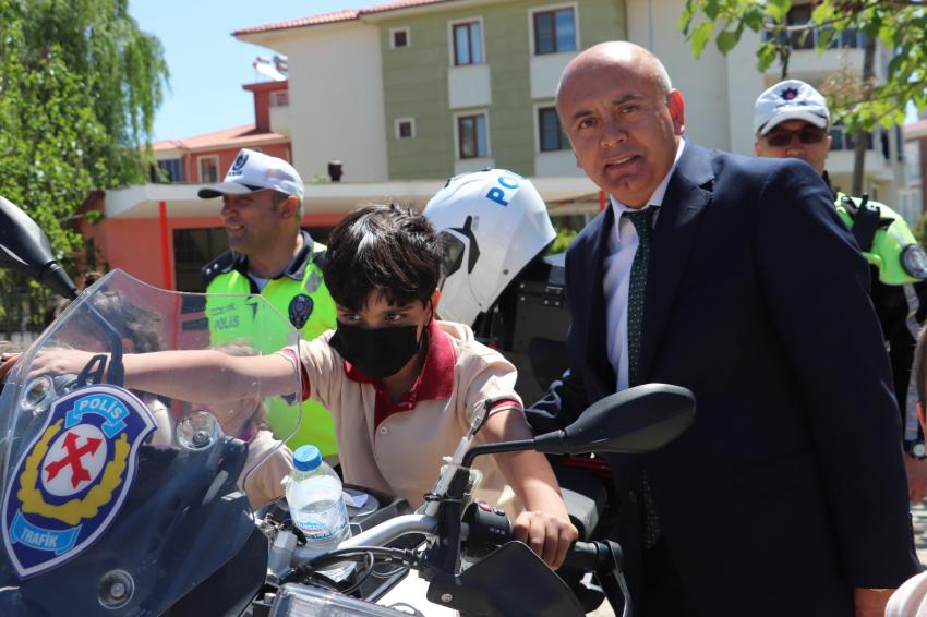 EDREMIT’TE TRAFIK VE İLKYARDIM HAFTASI MIMAR SINAN İLKOKULUNDA KUTLANDI