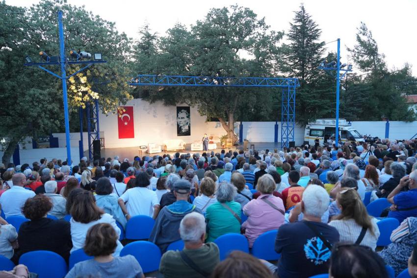 “DÜŞTEN DÜŞÜNCEYE ZAMANSIZ KADINLAR” GÖSTERİMİ  BURHANİYE’DE GERÇEKLEŞTİRİLDİ