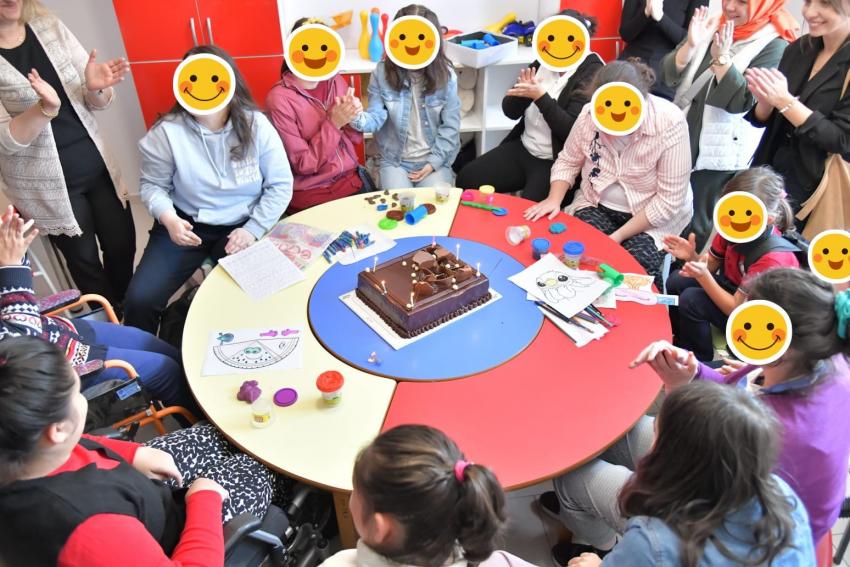 AK PARTİ KARESİ’DEN; ÖZEL ÇOCUKLARLA, KIZ ÇOCUKLARI GÜNÜNE ÖZEL KUTLAMA…