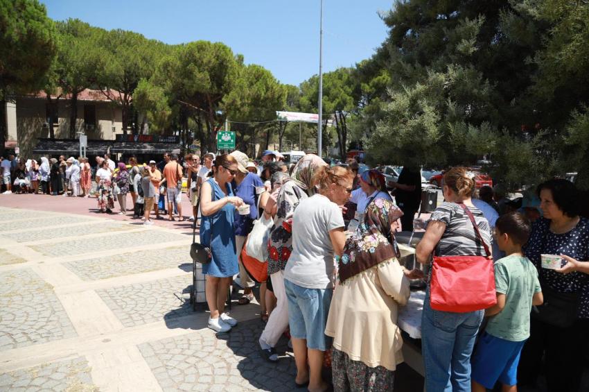 BURHANİYE BELEDİYESİ 3 BİN KİŞİYE AŞURE DAĞITTI