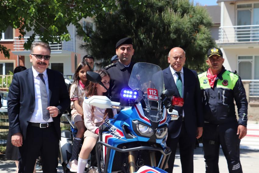 EDREMIT’TE TRAFIK VE İLKYARDIM HAFTASI MIMAR SINAN İLKOKULUNDA KUTLANDI