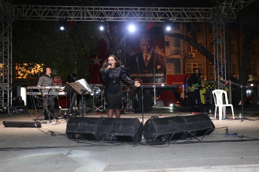 CUMHURİYET COŞKUSU TÜRKÜ AKBAYRAM KONSERİ İLE BAŞLADI