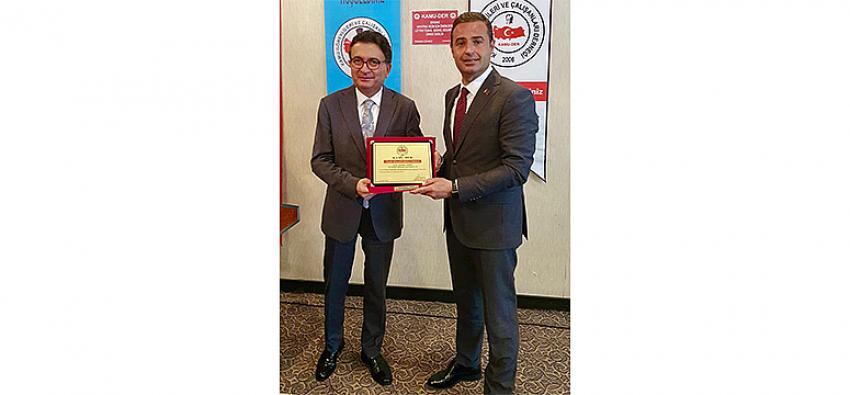 CHP'li̇ Ahmet Akın'a Yılın Mi̇lletveki̇li̇ Ödülü