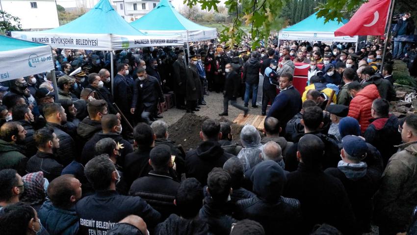 ŞEHİDİMİZ DUALARLA TOPRAĞA VERİLDİ