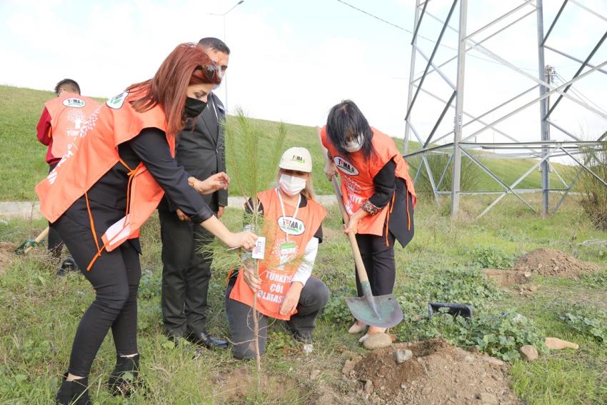 EDREMIT BELEDIYESI VE EDREMIT AÇI KOLEJI GAZI MUSTAFA KEMAL ATATÜRK’ÜN AZIZ HATIRASINI YAŞATMAK IÇIN ÇAM FIDANI DIKTI.