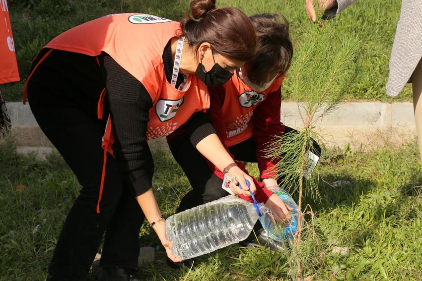 EDREMIT BELEDIYESI VE EDREMIT AÇI KOLEJI GAZI MUSTAFA KEMAL ATATÜRK’ÜN AZIZ HATIRASINI YAŞATMAK IÇIN ÇAM FIDANI DIKTI.