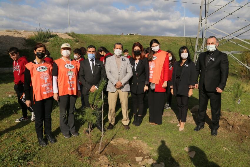 EDREMIT BELEDIYESI VE EDREMIT AÇI KOLEJI GAZI MUSTAFA KEMAL ATATÜRK’ÜN AZIZ HATIRASINI YAŞATMAK IÇIN ÇAM FIDANI DIKTI.