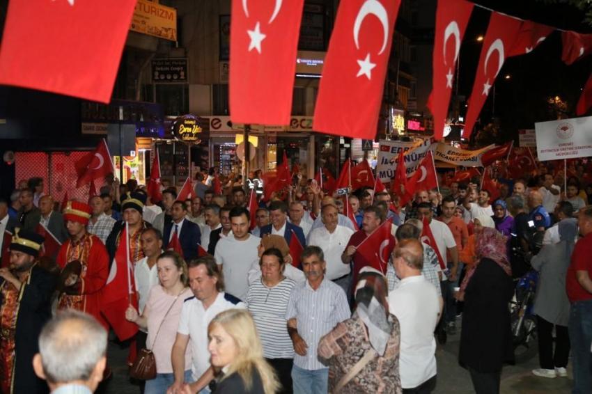 EDREMİT, 15 TEMMUZ'DA TÜRKİYE AŞKINA TEK YÜREK OLDU