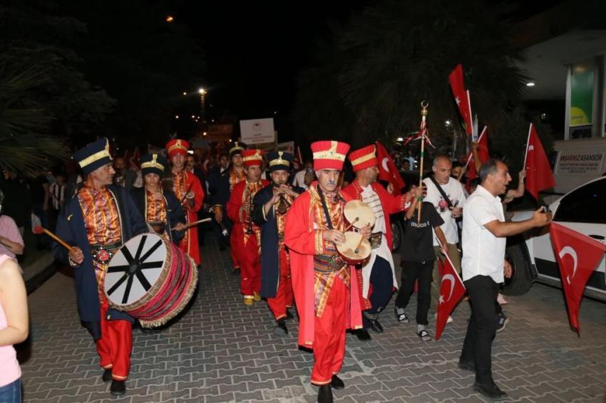 EDREMİT, 15 TEMMUZ'DA TÜRKİYE AŞKINA TEK YÜREK OLDU