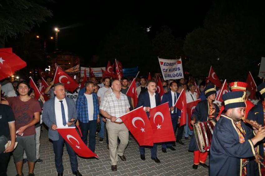 EDREMİT, 15 TEMMUZ'DA TÜRKİYE AŞKINA TEK YÜREK OLDU