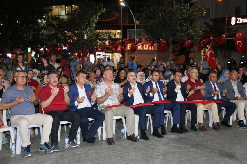 EDREMİT, 15 TEMMUZ'DA TÜRKİYE AŞKINA TEK YÜREK OLDU