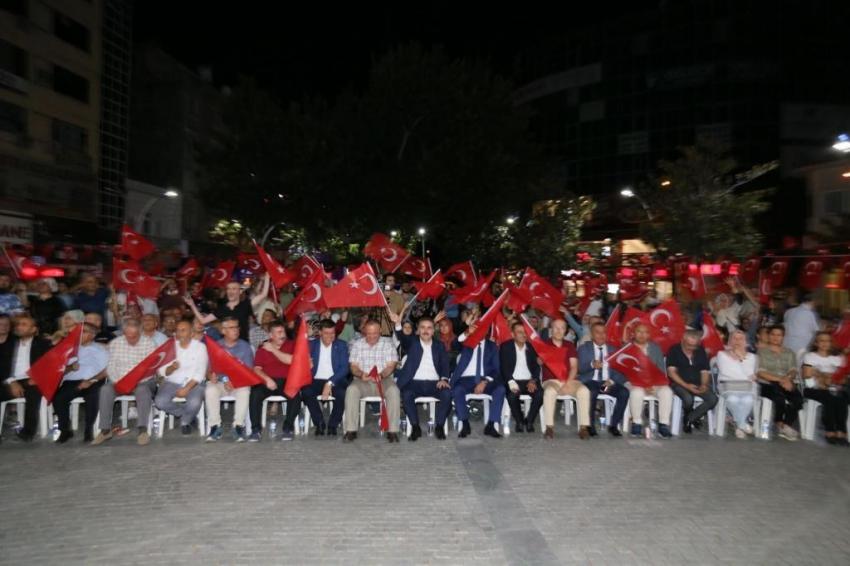 EDREMİT, 15 TEMMUZ'DA TÜRKİYE AŞKINA TEK YÜREK OLDU