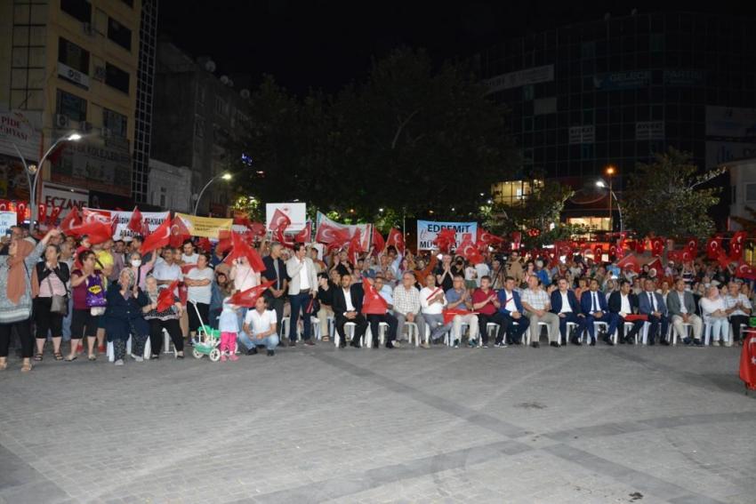 EDREMİT, 15 TEMMUZ'DA TÜRKİYE AŞKINA TEK YÜREK OLDU