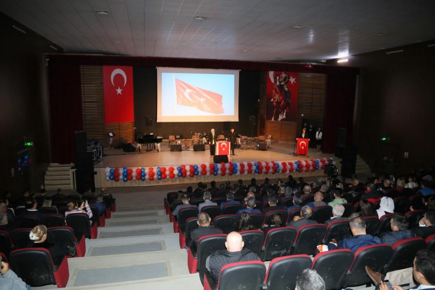 EDREMIT’TE ÖĞRETMENLER GÜNÜ KUTLANDI