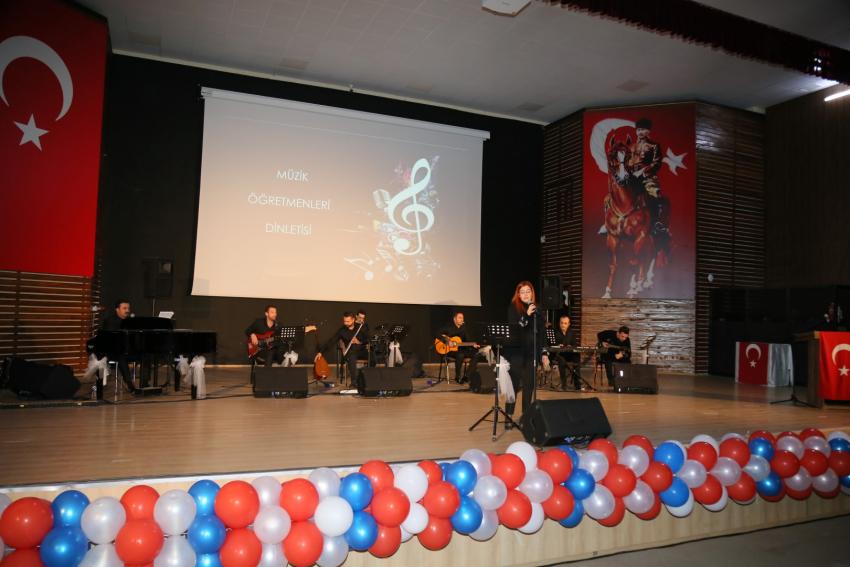 EDREMIT’TE ÖĞRETMENLER GÜNÜ KUTLANDI