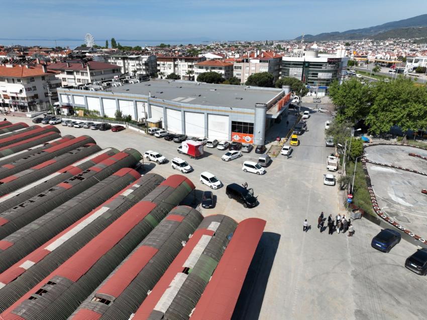 AKÇAY MAHALLESİ’NDE KAPALI PAZARYERİ ÇEVRESİ YENİLENDİ