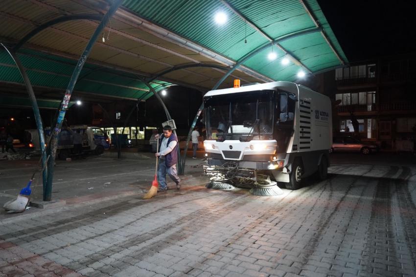 ALTIEYLÜL’DE TEMİZLİK İŞLERİ EKİPLERİ 7/24 SAHADA