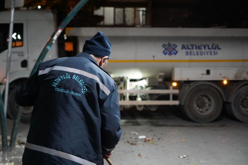ALTIEYLÜL’DE TEMİZLİK İŞLERİ EKİPLERİ 7/24 SAHADA