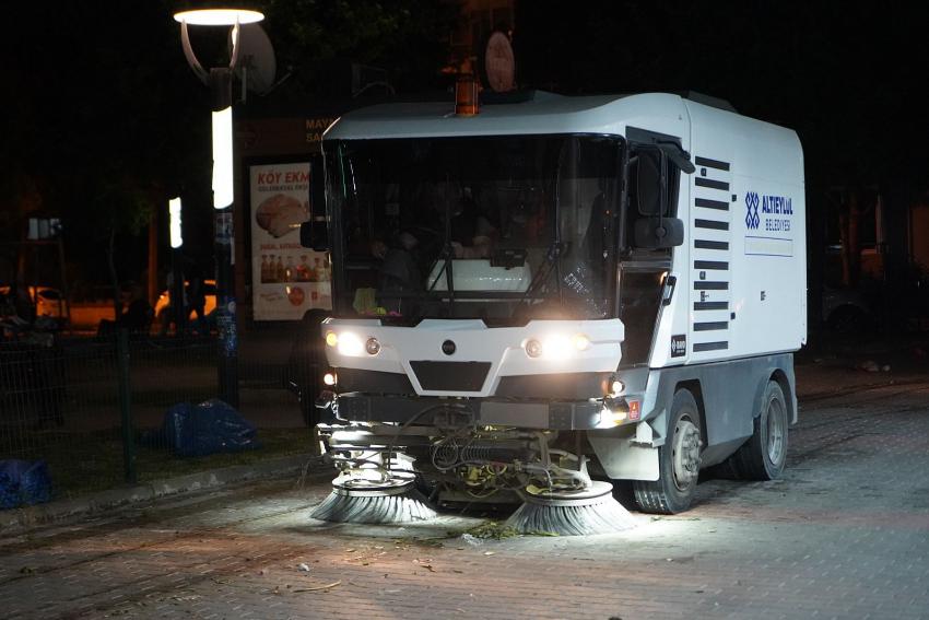 ALTIEYLÜL’DE TEMİZLİK İŞLERİ EKİPLERİ 7/24 SAHADA