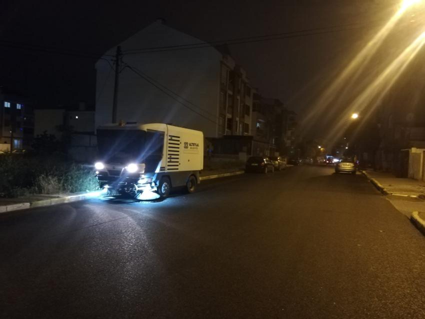 ALTIEYLÜL’DE TEMİZLİK İŞLERİ EKİPLERİ 7/24 SAHADA