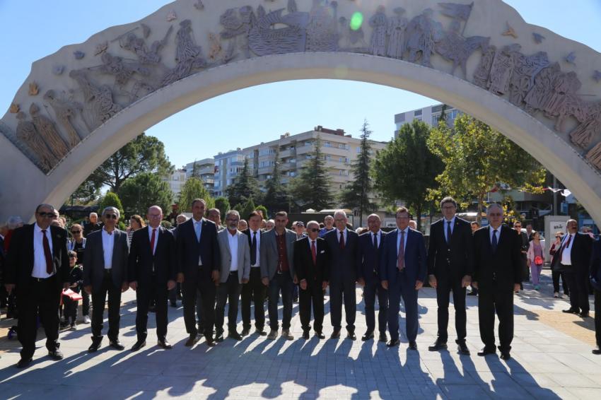 EDREMIT'TE ANIT ÇEŞME VE KÜLTÜR MEYDANI HIZMETE AÇILDI