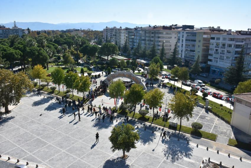 EDREMIT'TE ANIT ÇEŞME VE KÜLTÜR MEYDANI HIZMETE AÇILDI