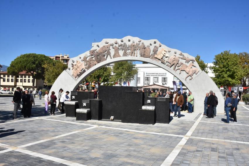 EDREMIT'TE ANIT ÇEŞME VE KÜLTÜR MEYDANI HIZMETE AÇILDI