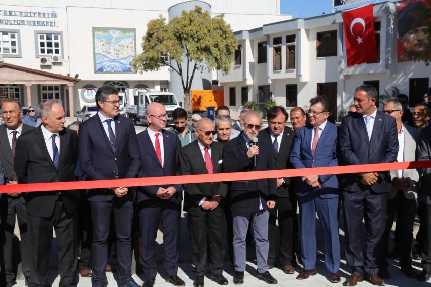EDREMIT'TE ANIT ÇEŞME VE KÜLTÜR MEYDANI HIZMETE AÇILDI