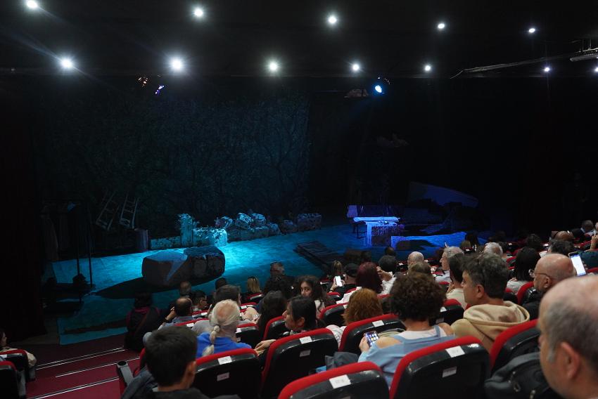 AYVALIK BELEDİYE TİYATROSU; “PERDE” DEDİ