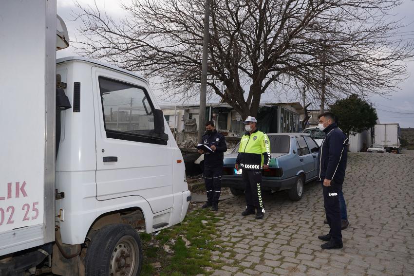 AYVALIK BELEDİYESİ SANAYİ SİTESİ’NDEKİ HURDA ARAÇ SORUNUNU ÇÖZÜYOR