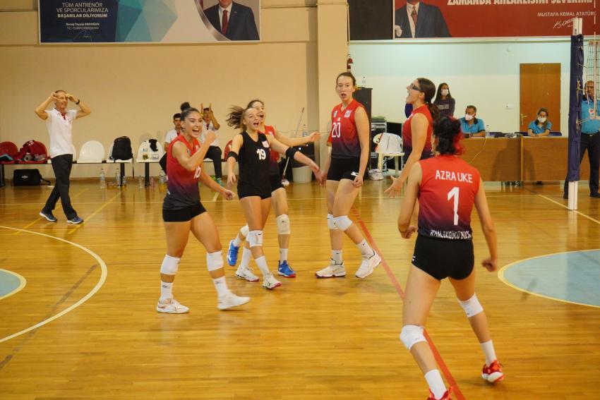 AYVALIK, SPORDA DA DOLUDIZGIN DEVAM EDIYOR