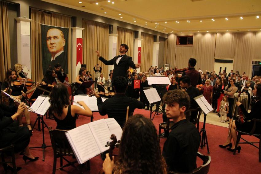 AYVALIK’TA ATATÜRK TÜRKİYE’SİNE YAKIŞIR KUTLAMALAR…