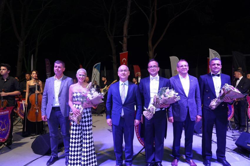 AYVALIK’TA KURTULUŞUN 100. YILI COŞKUSU DEV ORKESTRAYLA YAŞANDI