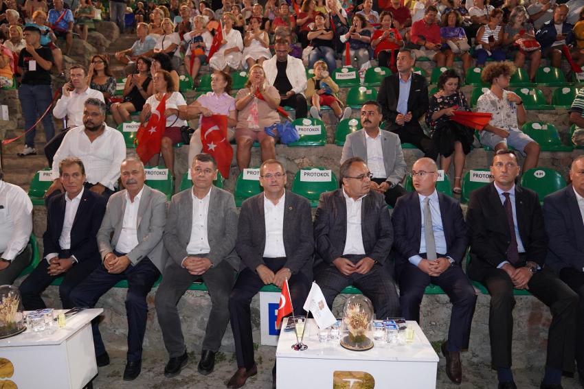 AYVALIK’TA KURTULUŞUN 100. YILI COŞKUSU DEV ORKESTRAYLA YAŞANDI