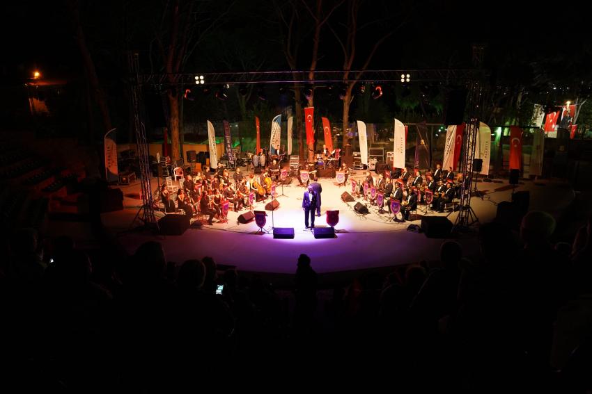 AYVALIK’TA KURTULUŞUN 100. YILI COŞKUSU DEV ORKESTRAYLA YAŞANDI