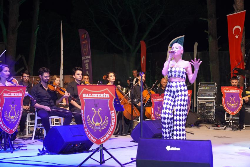 AYVALIK’TA KURTULUŞUN 100. YILI COŞKUSU DEV ORKESTRAYLA YAŞANDI