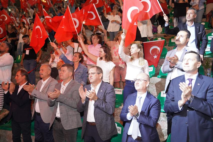 AYVALIK’TA KURTULUŞUN 100. YILI COŞKUSU DEV ORKESTRAYLA YAŞANDI