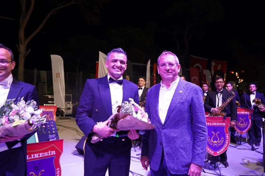 AYVALIK’TA KURTULUŞUN 100. YILI COŞKUSU DEV ORKESTRAYLA YAŞANDI