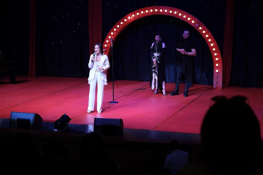 AYVALIK BELEDİYE TİYATROSU ÖDÜLLERİ TOPLAMAYA DEVAM EDİYOR