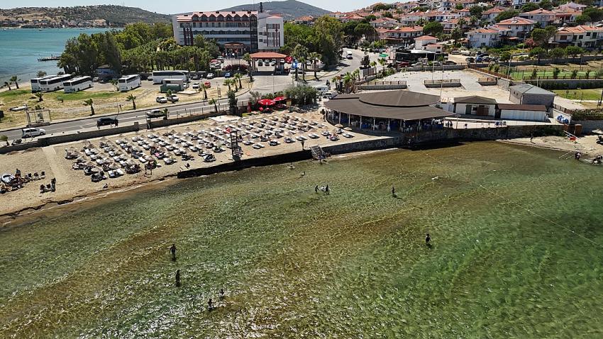 Ayvalık Belediyesi plajlarında göndere “Mavi Bayrak” çekildİ