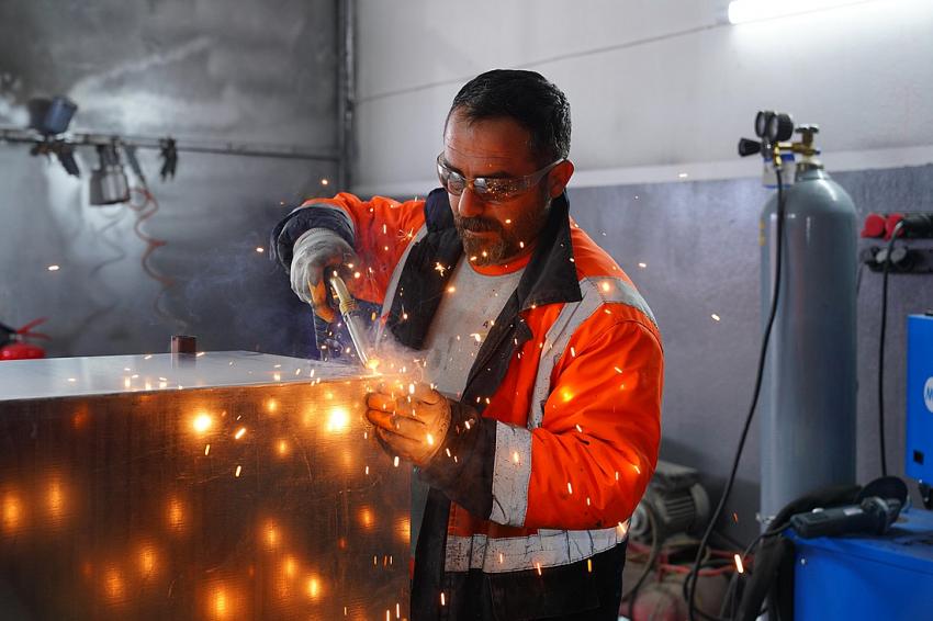 Ayvalık Belediyesi, özkaynaklarıyla konteyner üretiyor...