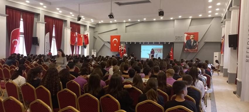 AYVALIK’TA LİSE ÖĞRENCİLERİ CUMHURİYETİ ANLATTI