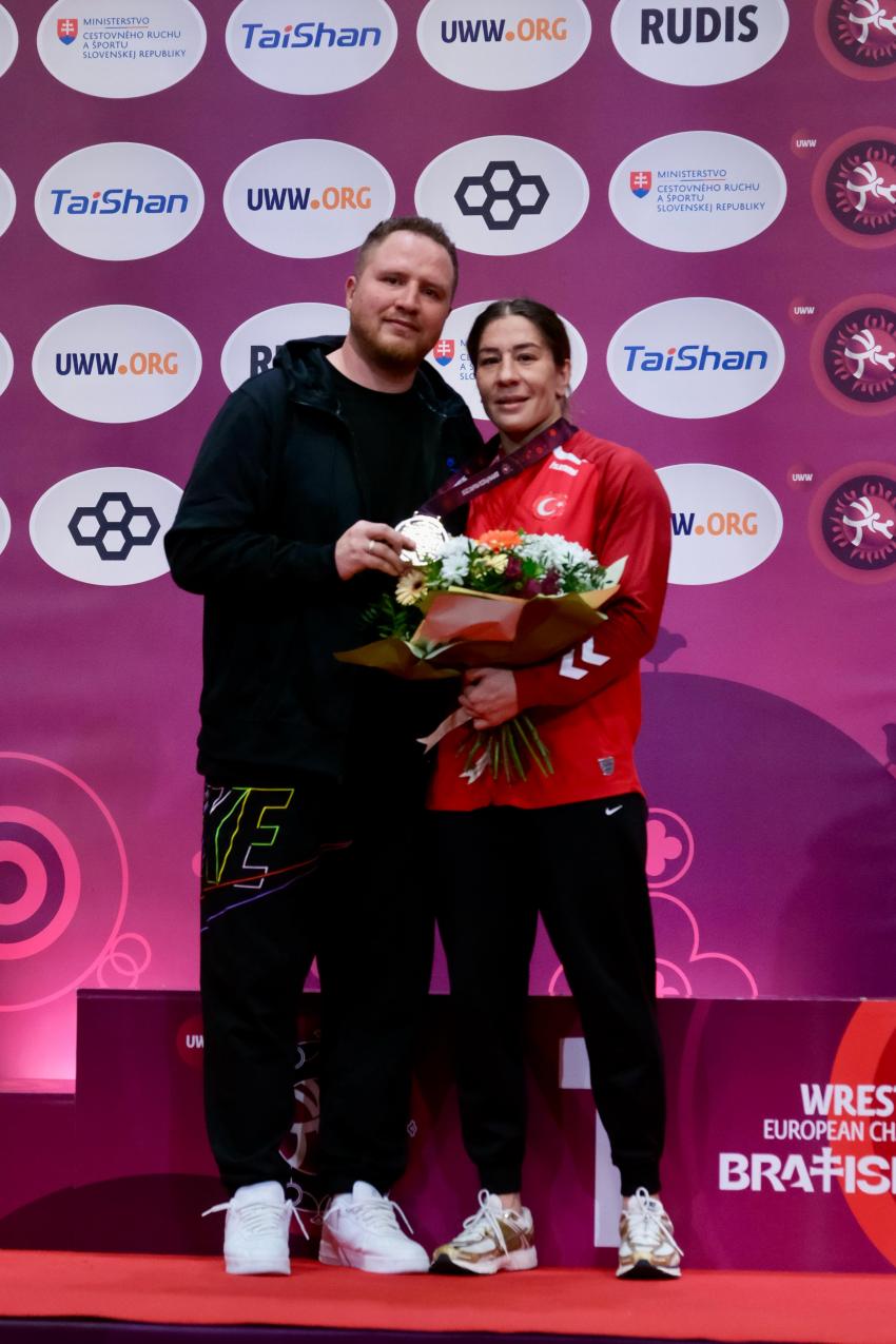 Yasemin Adar Yiğit Slovakya’dan gümüş madalyayla döndü