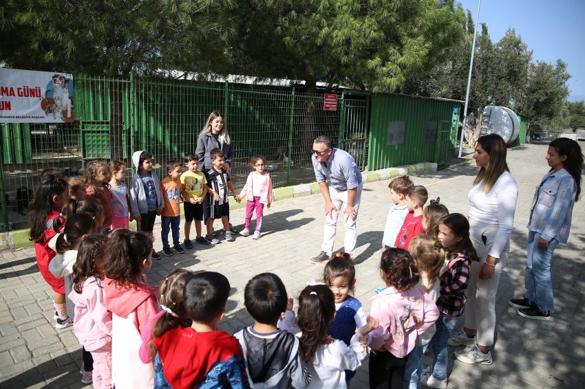BURHANİYE’DE ÖĞRENCİLERDEN HAYVAN BARINAĞINA ZİYARET