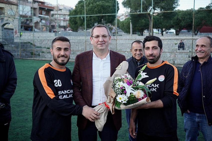 BAŞKAN ERGİN’DEN ŞAMPİYONA ÇİÇEKLİ, BAKLAVALI KUTLAMA