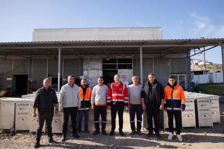 AYVALIK’TA ÇÖP KONTEYNERLERİNİ BELEDİYE PERSONELİ ÜRETİYOR