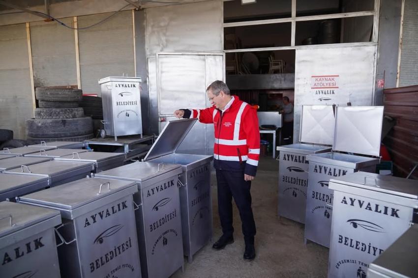 AYVALIK’TA ÇÖP KONTEYNERLERİNİ BELEDİYE PERSONELİ ÜRETİYOR