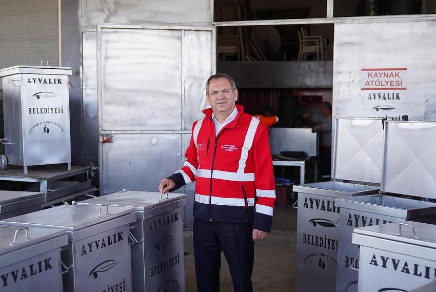 AYVALIK’TA ÇÖP KONTEYNERLERİNİ BELEDİYE PERSONELİ ÜRETİYOR