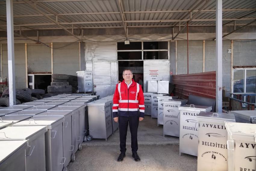 AYVALIK’TA ÇÖP KONTEYNERLERİNİ BELEDİYE PERSONELİ ÜRETİYOR